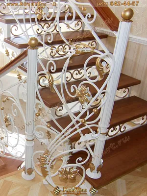 Белая кованая лестница с дубовыми ступенями Код: КЛ-03 - художественная  ковка КовАрт