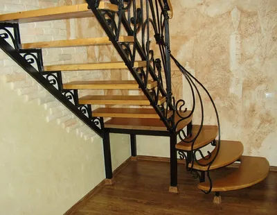 Кованая лестница в доме на второй этаж КЛ02