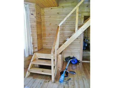Новая деревянная лестница в дачном доме