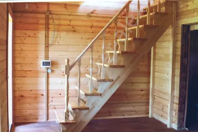 Лестница в маленьком дачном домике | Смотреть 49 идеи на фото бесплатно