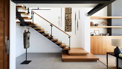 Фото: Стильная лестница на второй этаж, которая добавит элегантности вашему дому
