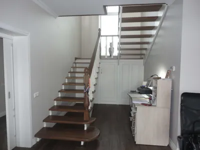 Как выбрать лестницу для деревянного дома