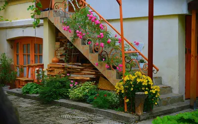 Лестница, ведущая к уединенному уголку сада, где можно побыть наедине с природой