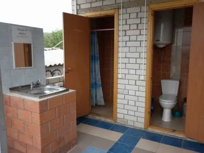 Летний душ и туалет из кирпича под одной крышей. 10 фото | Летний душ,  Туалет, Уличный туалет