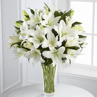 Белые лилии с розами в коробке за 11 890 руб. | Бесплатная доставка цветов  по Москве