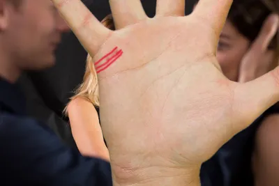 Фотография Линия измены на руке: заговоренный знак на коже
