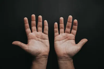 Изображение руки с линией судьбы на тёмном фоне