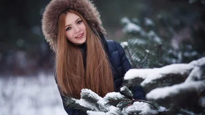 Девочка подросток смотрит на падающие снежинки. Зима, идет снег, видны  снежинки. Лицо девочки крупно. Девочка красивая в шапке и куртке Stock  Photo | Adobe Stock