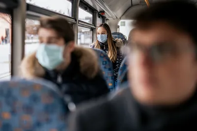 Психолог объяснила нежелание некоторых людей носить медицинские маски -  Российская газета