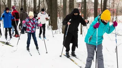 Катание на лыжах зимой спорт лыжи зима Раскраски для детей мальчиков