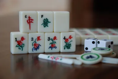 маджонг на столе Древняя азиатская настольная игра закрывает изображение  Стоковое Изображение - изображение насчитывающей выигрыш, везение: 245549057