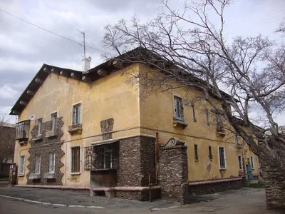 Жилой дом с украшениями на улице в октябре, городе Магнитогорск, России  Стоковое Фото - изображение насчитывающей бросание, магнитогорск: 144179684