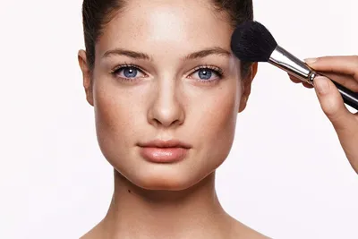 макияж дома женщина надеть косметику Стоковое Изображение - изображение  насчитывающей люди, кавказско: 217454361