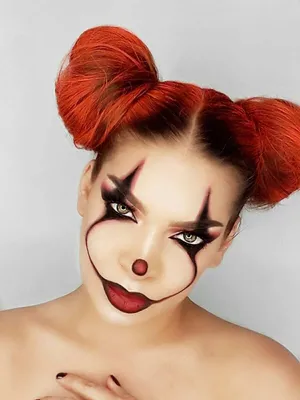 Фото клоуна с ярким макияжем в PNG