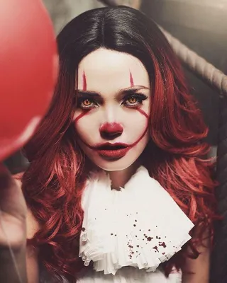 Изображение клоуна с большим красным шаром в руке