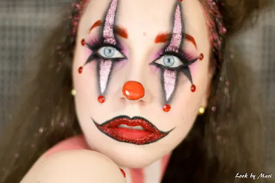 Фото клоуна с ярким макияжем и красными щеками в PNG