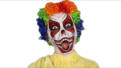 Изображение клоуна с большим красным шаром на палочке
