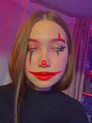 Фотография клоуна с красным носом