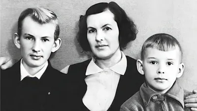 Как жила мама Александра Абдулова: вдова и внучка актера не забывали  бабушку Люду