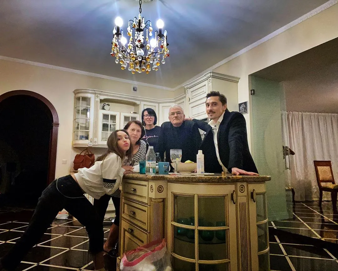 Телеканал 360 и Онуфриенко | Мать Димы Билана подтвердила нам, что певец попал в больницу с бронхитом. Подробности — в ролике. | Дзен Телеканал 360 и Онуфриенко | Мать Димы Билана подтвердила нам, что певец попал в больницу с бронхитом. Подробности — в ролике. | Дзен