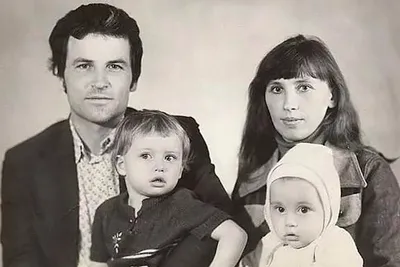 Русское Радио - ❤️ Дима Билан с папой Николаем Михайловичем. 😊 Артист  признался, что его родители не любят, когда сын размещает их фото в  соцсетях, но Дима не мог удержаться. 😎 У