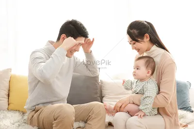 Счастливая Мама И Папа Вид На Его 2месячный Ребенок — стоковые фотографии и  другие картинки 2015 - iStock