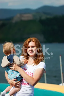 Картинка мама с ребенком на руках нарисованная
