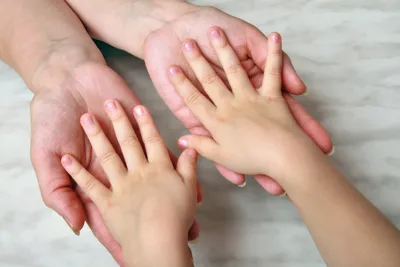 Мамины руки – оазис спокойствия: красивое изображение в формате PNG