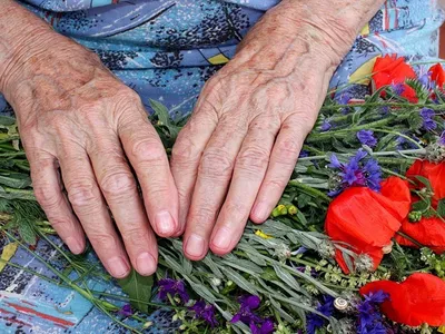 Мамины руки, которые утешают: фотография в высоком разрешении для скачивания в формате JPG