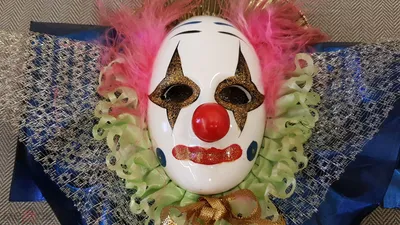 Фото клоунских масок на белом фоне