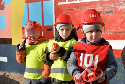 Забеги в ползунках, дефиле юных спасателей и пиратский квест: работники МЧС  устроили праздник для детей в Витебске