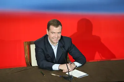Дмитрий Медведев займет должность первого зампреда Военно-промышленной  комиссии России | STARHIT