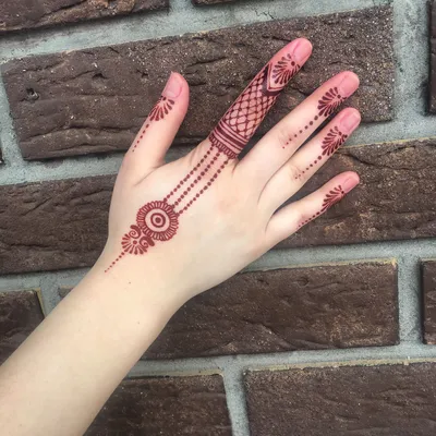 Мехенди на руке в арабском стиле