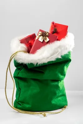 Вид на мешок санта-клауса с завернутыми подарками | Бесплатно Фото