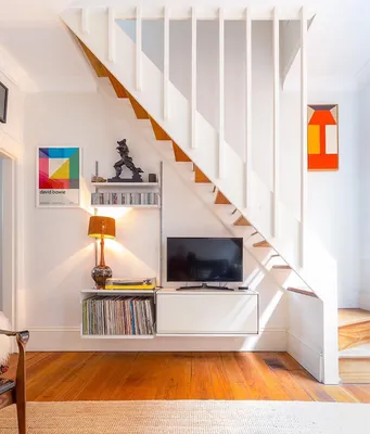 Идеи использования пространства под лестницей на второй этаж, подлестничное  пространство в частном доме