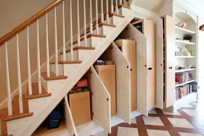 Полезные идеи обустройства ниши под лестницей — Лестницы под заказ от  компании OMAN