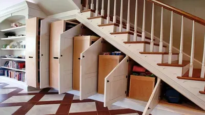 Идеи использования пространства под лестницей на второй этаж, подлестничное  пространство в частном доме