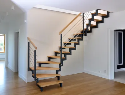 Металлическая лестница или недорогая и надежная конструкция для любого типа  помещения