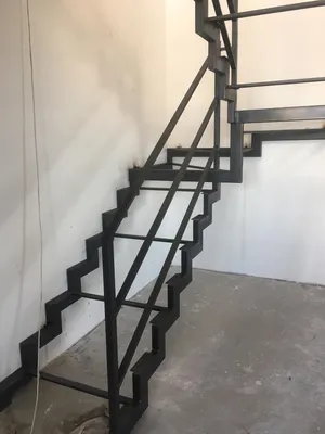 Металлическая лестница со сварными ступенями в дом