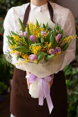 Скачать обои букет, желтые, тюльпаны, белый фон, белые, крупным планом,  мимозы, раздел цветы в разрешении 1440x900 | Цветок, Цветы, Тюльпаны