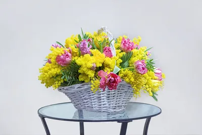 Красивый букет из тюльпанов и мимозы - 77 фото