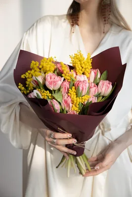 19 красных тюльпанов и мимоза . Цена: 5900 руб в интернет-магазине  Centre-flower.ru