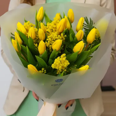 Букет из желтых пионовидных тюльпанов и мимозы в упаковке купить в Твери по  цене 2650 рублей | Камелия