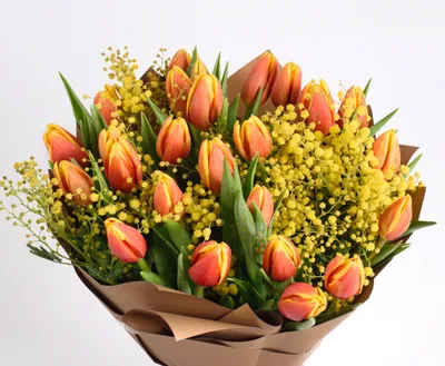 Модный букет с мимозой и тюльпанами - Магазин цветов \"Ириска\"