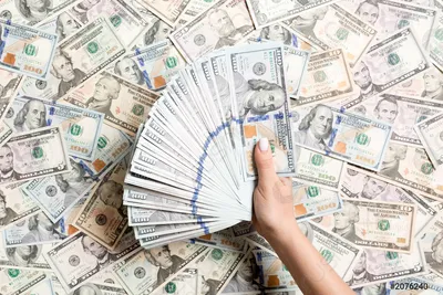 Картинка: руки с деньгами на фоне зеленых банкнот