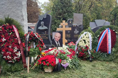 Актера Дмитрия Марьянова похоронили на Химкинском кладбище — 18.10.2017 — В  России на РЕН ТВ