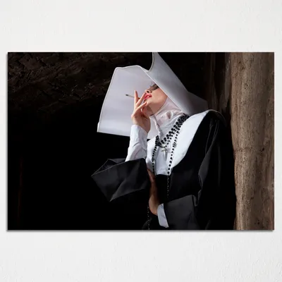 Монахиня в коридоре ночью — черно-белый мистический постер