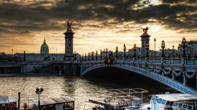 Pont Alexandre III (мост Александра III) В Париже, Франция Фотография,  картинки, изображения и сток-фотография без роялти. Image 81266225