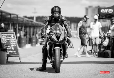Счастливый мотоциклист в горах Стоковое Изображение - изображение  насчитывающей индивидуально, завоевано: 123722737