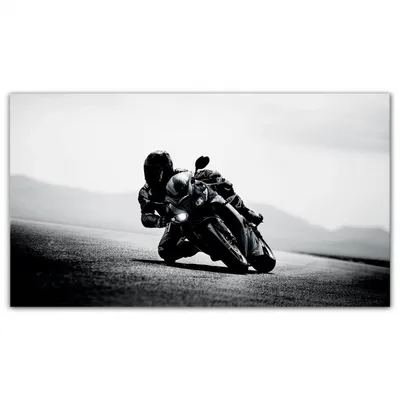 Мотоциклист в черном носящ шлем смотрит мотоцикл Стоковое Изображение -  изображение насчитывающей весьма, крест: 142975287
